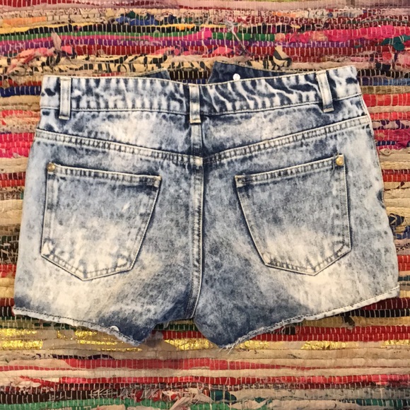 High-Waisted, Acid Washed, Cut-Off Jean Shorts 👾 - Picture 3 of 5